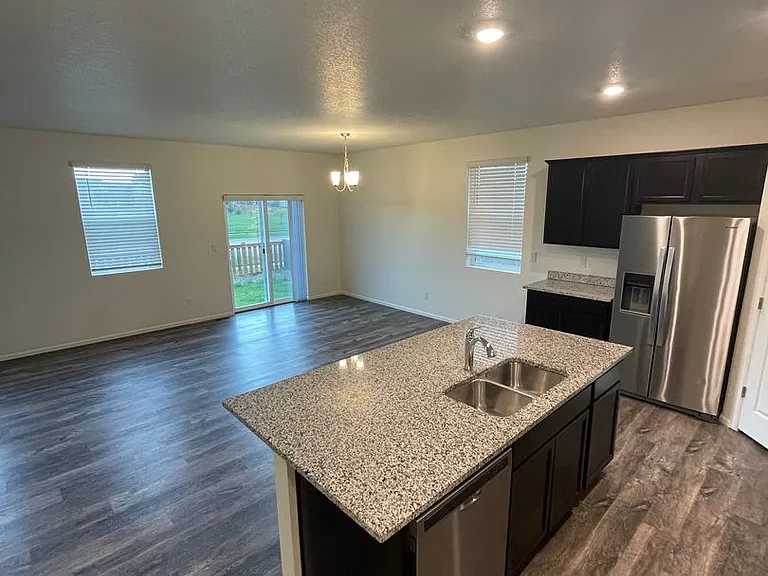 1576 Clarendon Dr — Photo 4