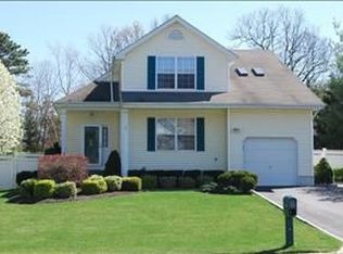 8 Blair Dr, Coram, NY 11727