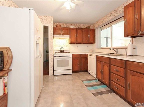 3rd image of 19 Audrey Ln