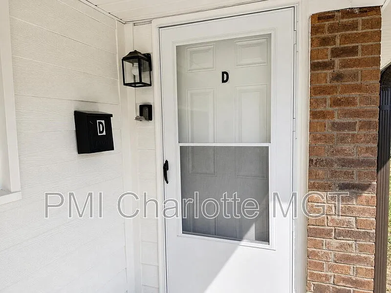 2 bed, 1.0 bath, 695 sqft, $1,080 — Photo 2