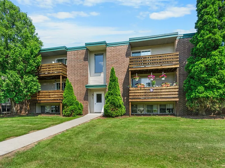 Clay Court Apartments — Photo 28