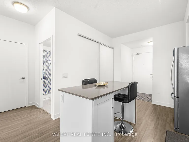 681 Yonge St #615 — Photo 13