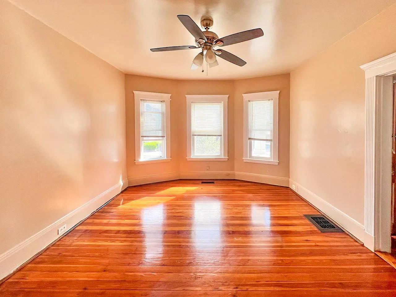 2 bed, 1050 sqft, $2,400 — Photo 2