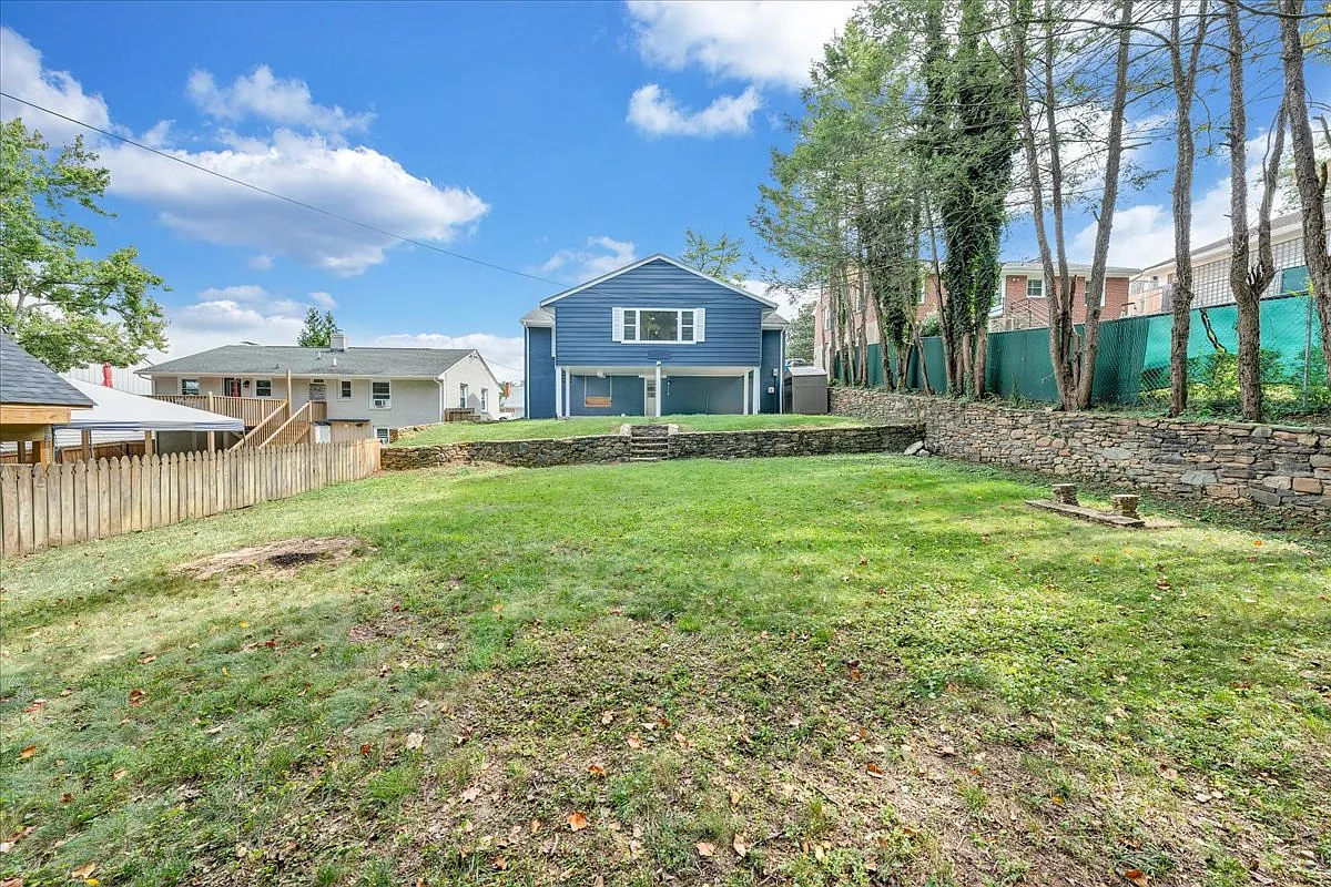 3 bed, 2528 sqft, $3,200 — Photo 4