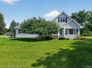 9145 Apple Orchard Dr, Fenton, MI 48430