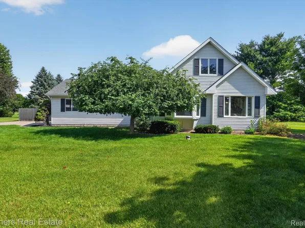 9145 Apple Orchard Dr, Fenton, MI 48430