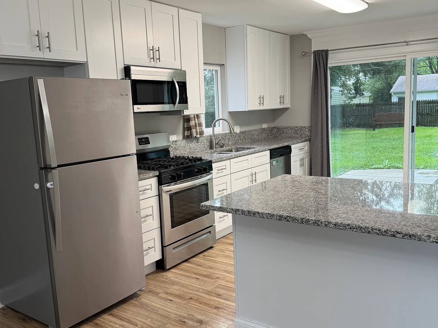 3 bed, 1050 sqft, $2,600 — Photo 2