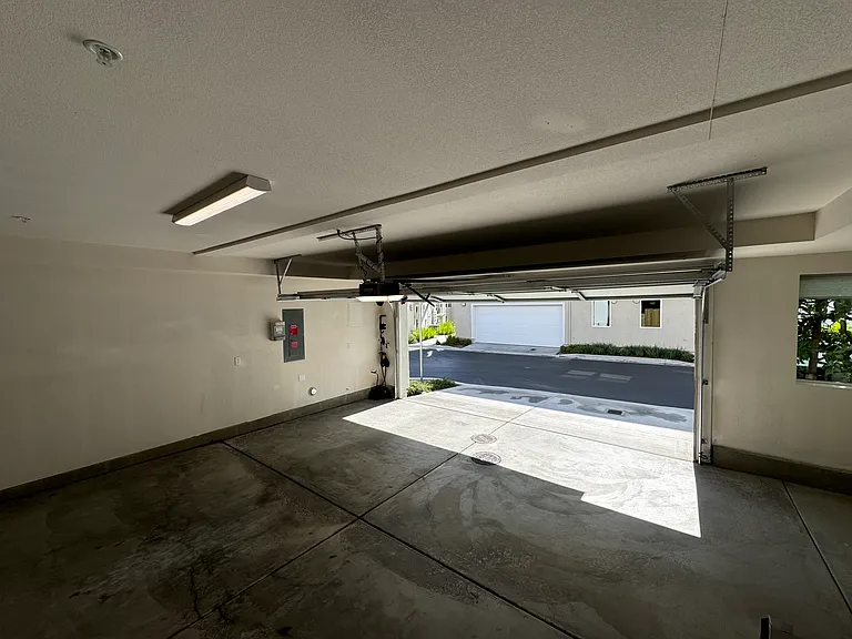 Garage - LiftMaster w/camera
