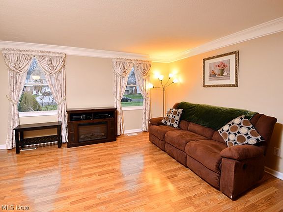 4th image of 22293 Lorraine Dr