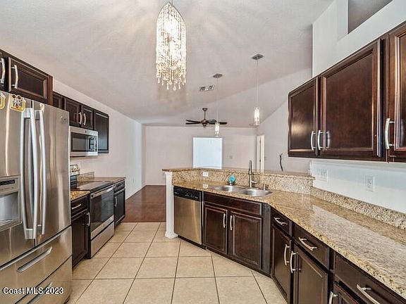 4th image of 1058 Osborne Ct