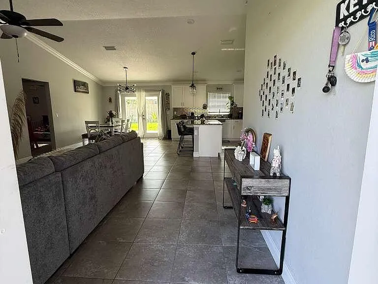349 NW Hibiscus St — Photo 3