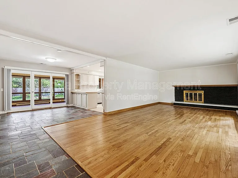 4420 Croyden Ave — Photo 2