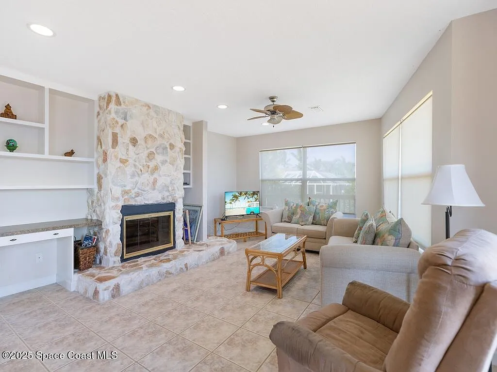 3 bed, 2.5 bath, 2292 sqft, $7,500 — Photo 3