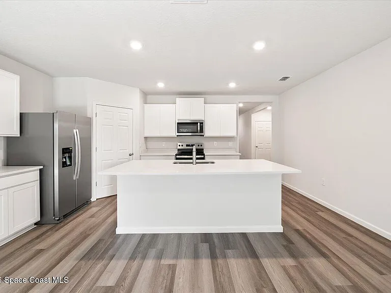 566 Rembrandt St SE — Photo 10