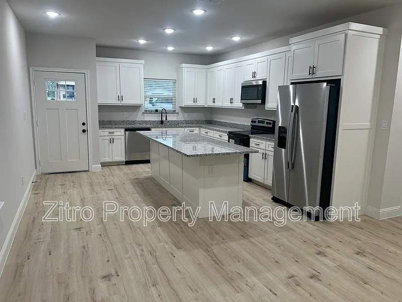 3 bed, 2.0 bath, 1600 sqft, $2,000 — Photo 3