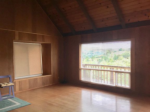 Livingroom/cathedral ceilings