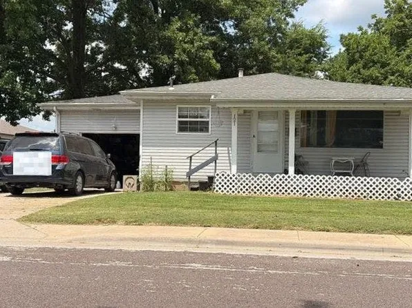 121 W 1st St, Hartford, IL 62048