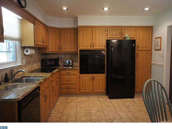 5th image of 328 Saint Johns Cir