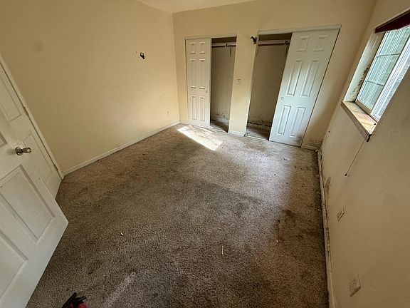 4th image of 2121 Blackstone Rd