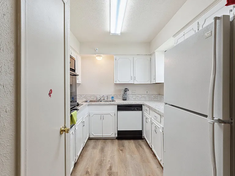 Valleyglen Dr — Photo 2
