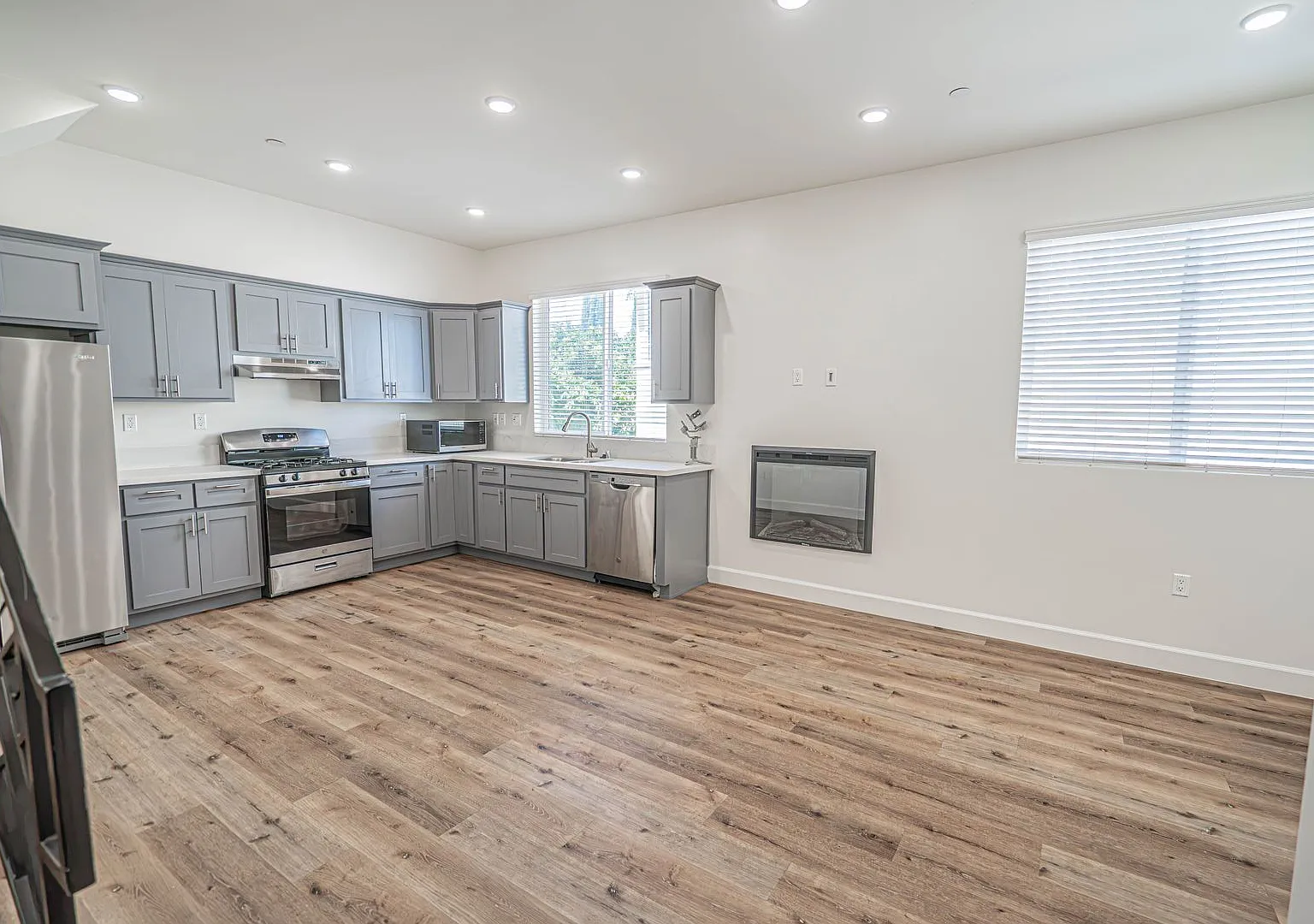 Beautiful 1-Bedroom Condo with an Office Space in Sherman Oaks! — Photo 4