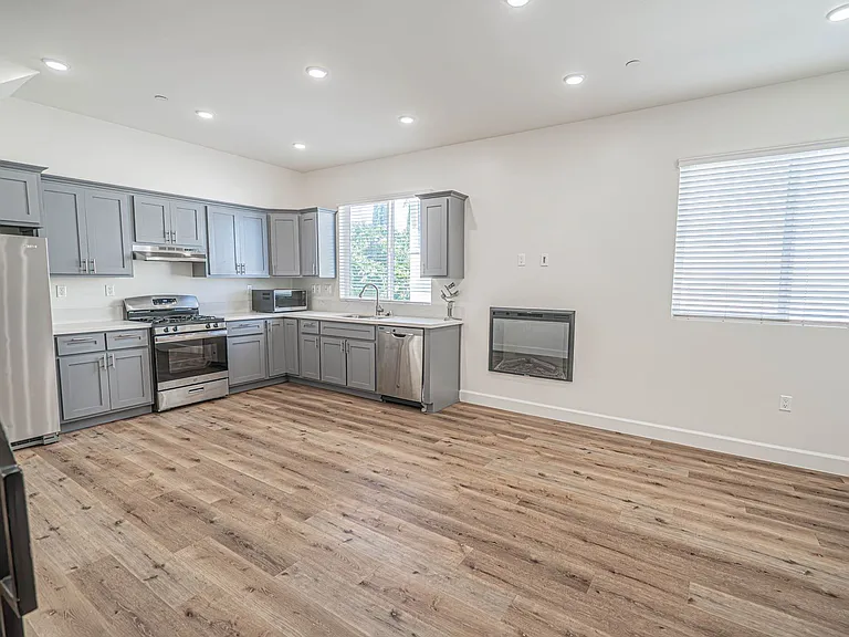 14550 Burbank Blvd #102 — Photo 4