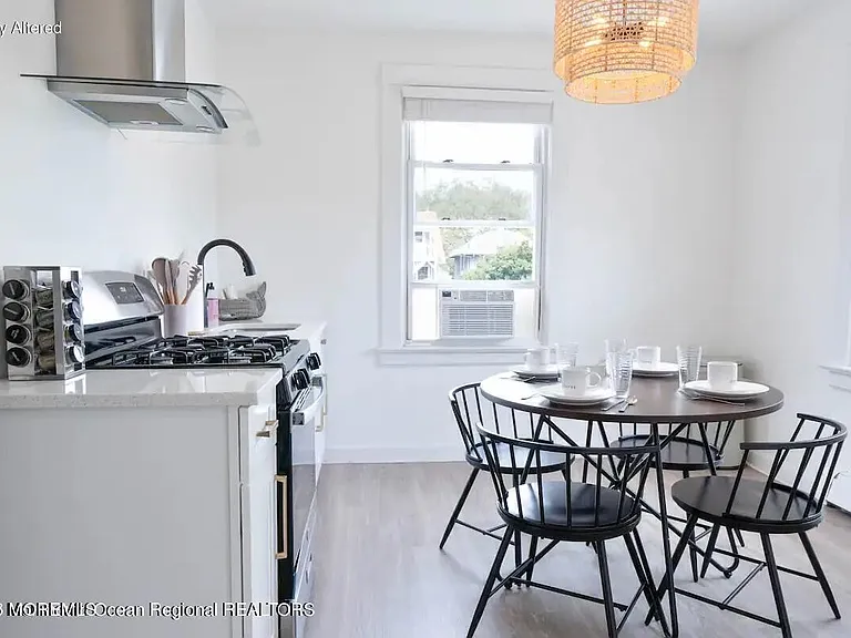 907 Bergh St — Photo 3