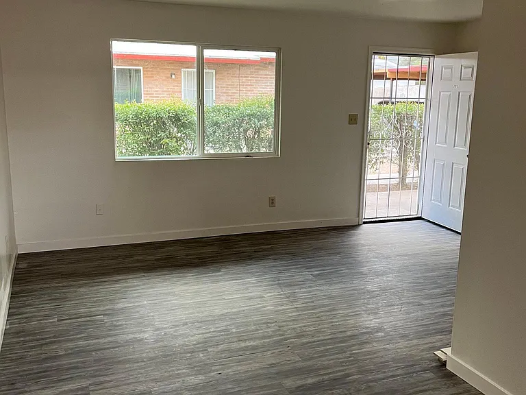 205 E Glenn St — Photo 2