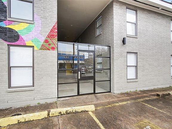 2nd image of 1132 Carondelet St APT 202