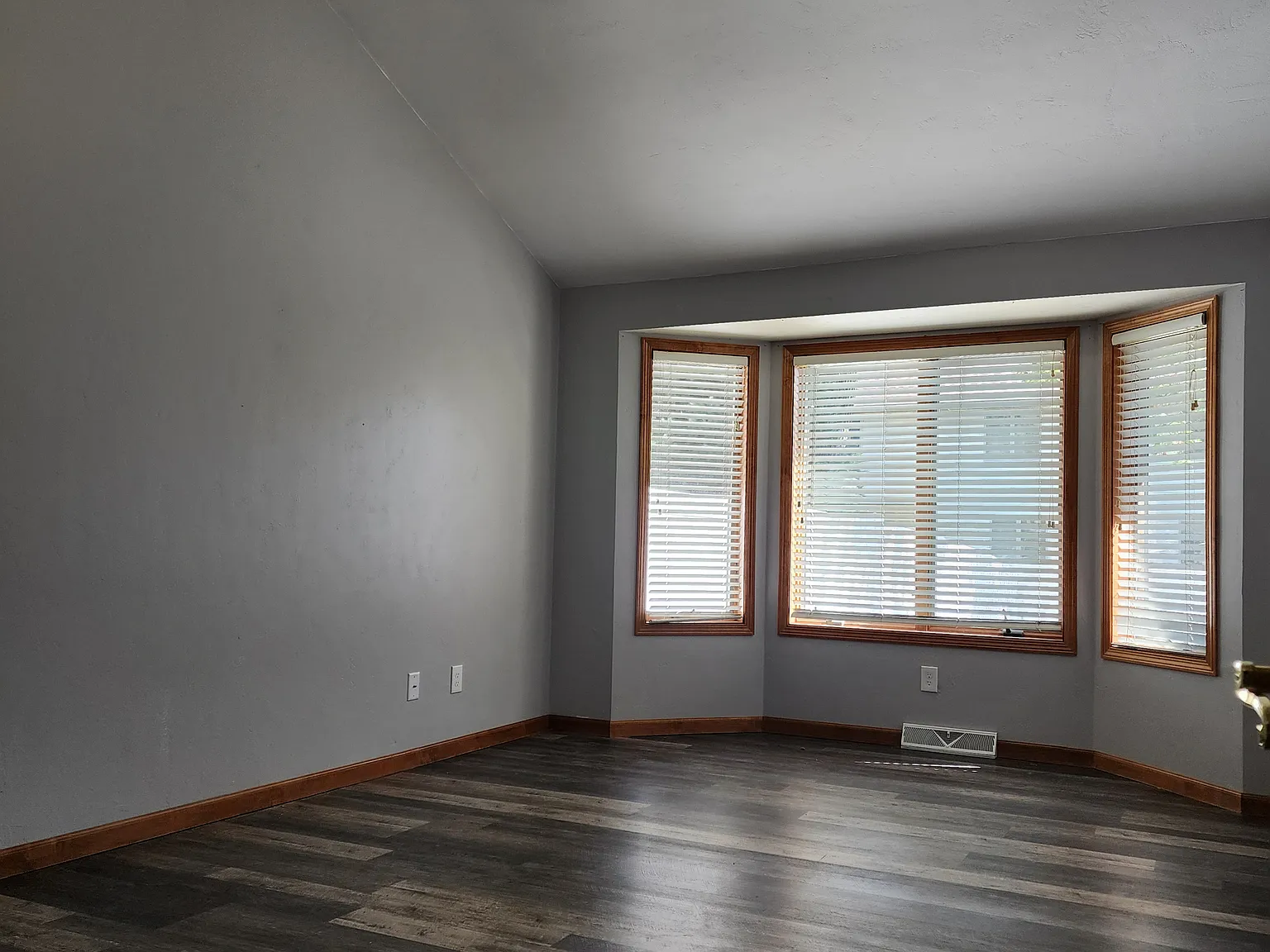 3 bed, 2900 sqft, $2,950 — Photo 3