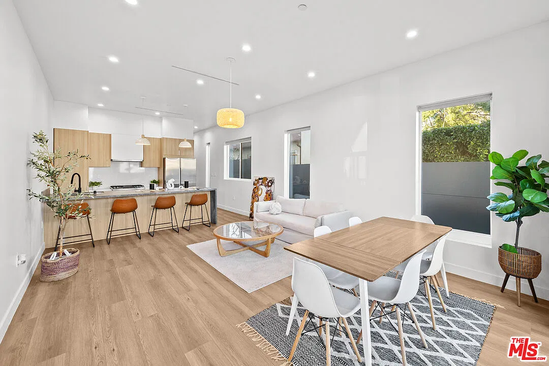 5 bed, 5.0 bath, 2370 sqft, $6,600 — Photo 1