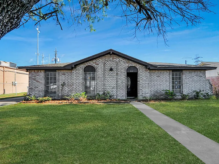 8011 La Roche Ln — Photo 3