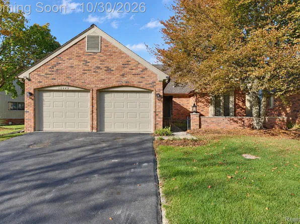 30449 Ramblewood Club Dr, Farmington, MI 48331