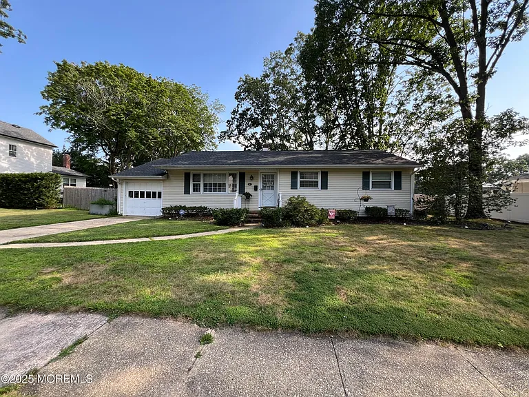 8 Corey Dr — Photo 2