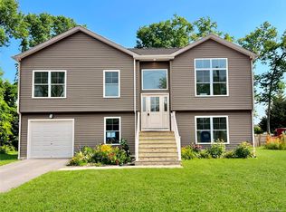 40 Saint George Dr, Shirley, NY 11967