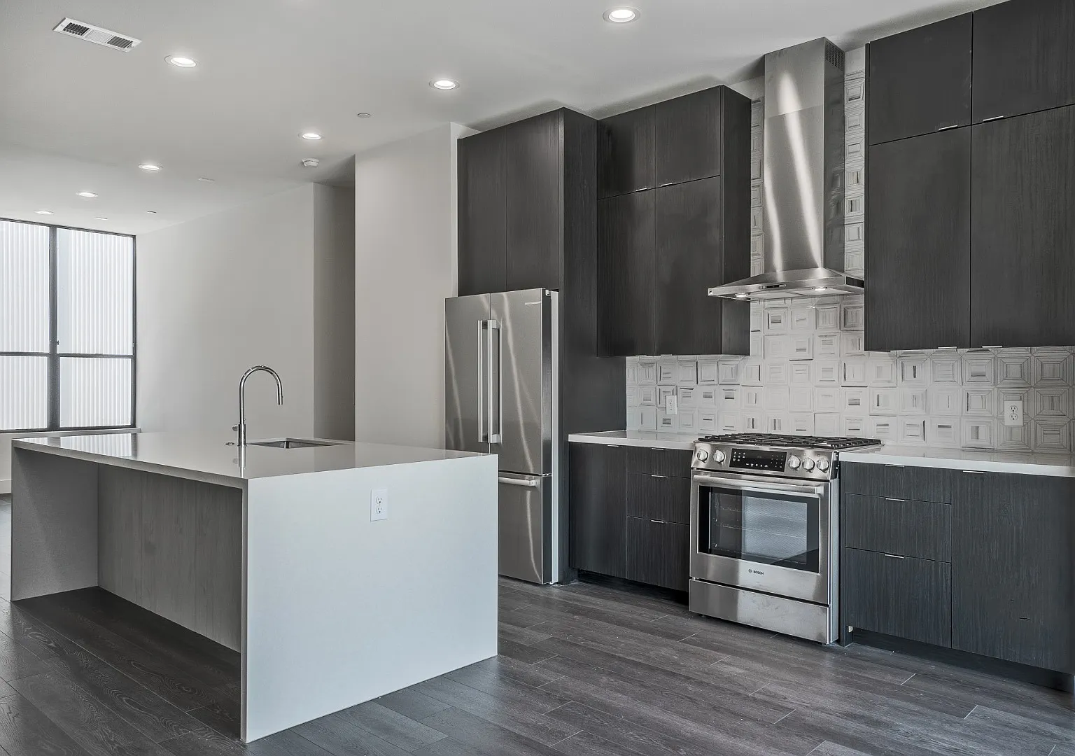 Stylish 1-Bed with Private Rooftop Patio + Attached Garage in the Heart of Dallas — Photo 2