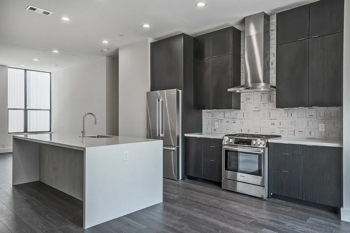 Building Photo - 4322 Roseland Ave #9