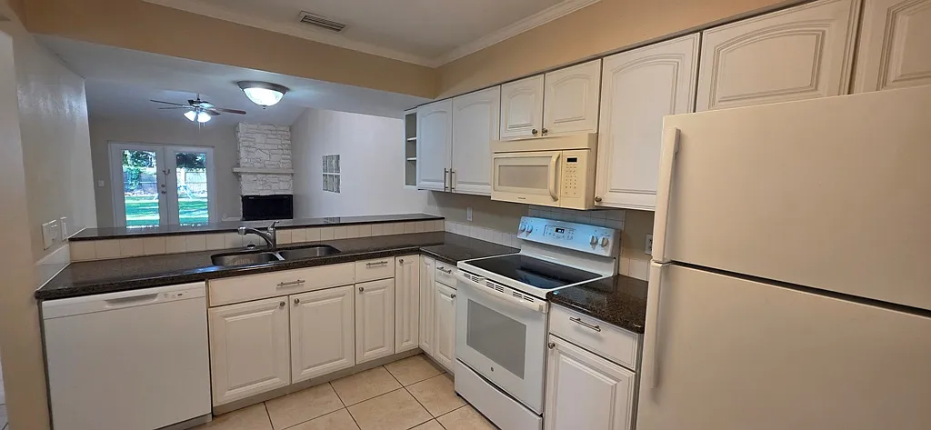 3 bed, 1197 sqft, $1,900 — Photo 4