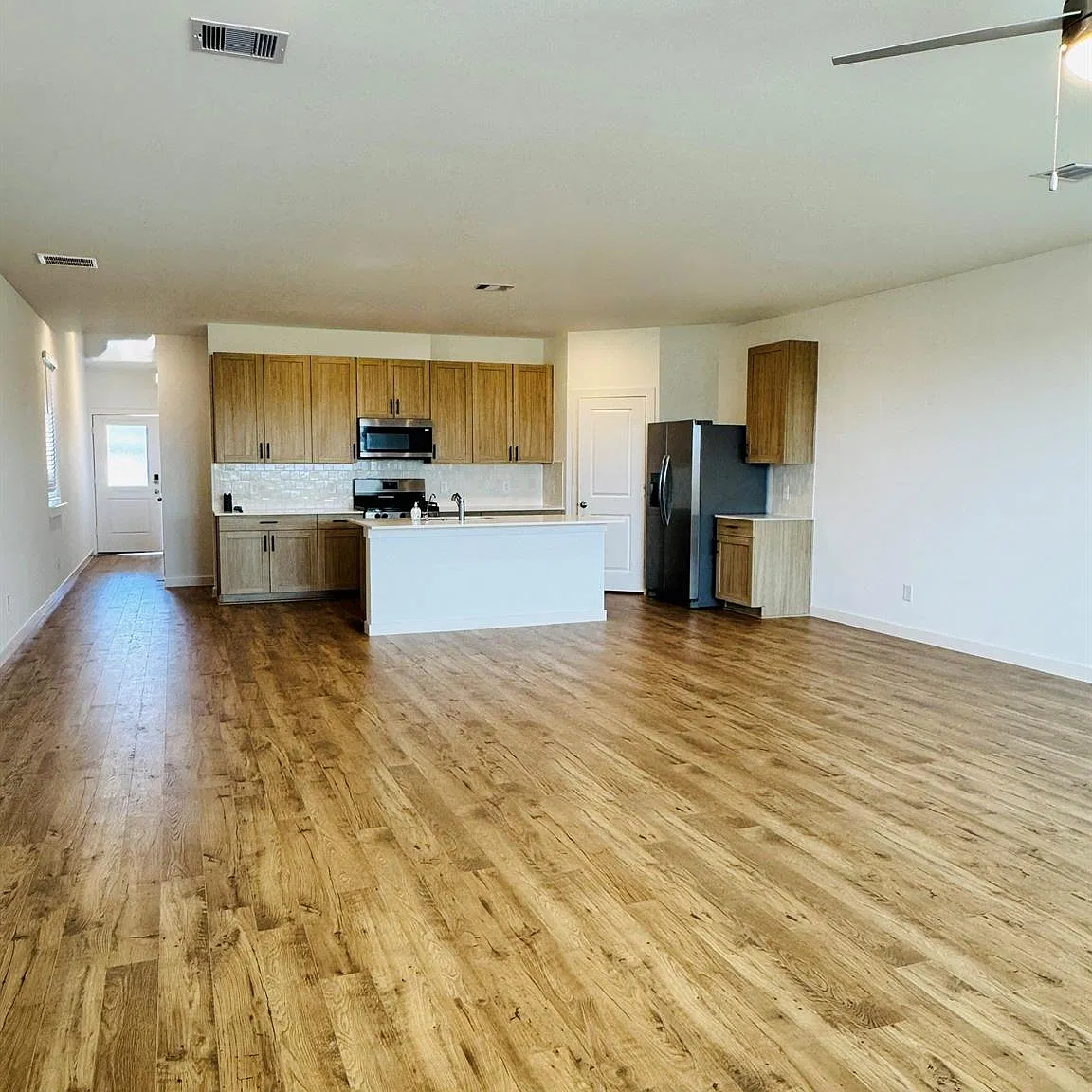 4 bed, 2.5 bath, 2275 sqft, $2,400 — Photo 4