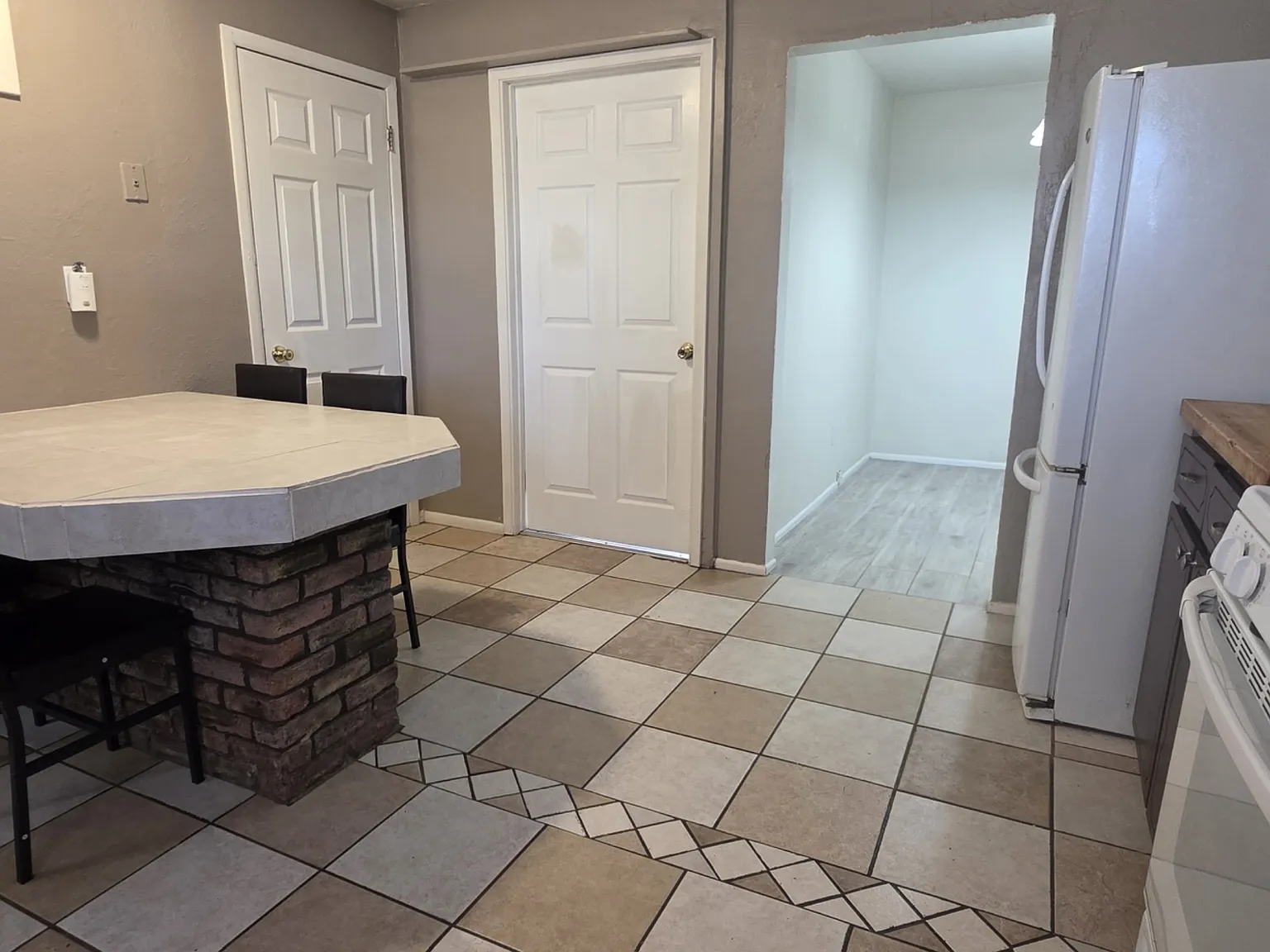 4 bed, 1900 sqft, $3,050 — Photo 3