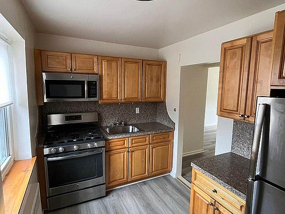 2nd image of 10 Stratford Ave #2D