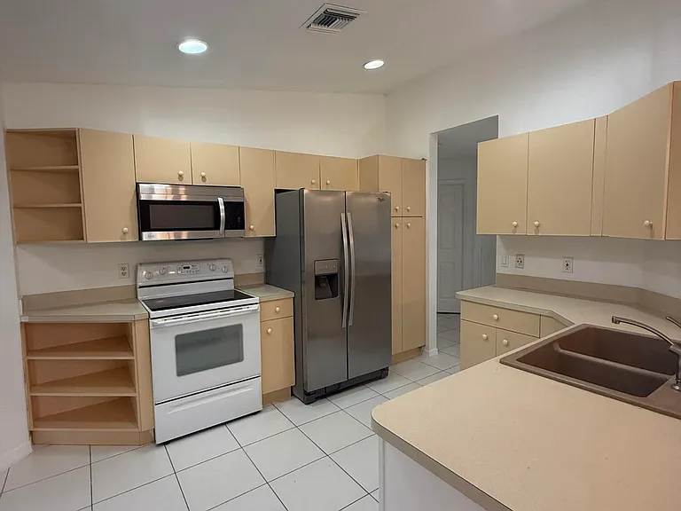 100 Cocoplum Cir — Photo 8