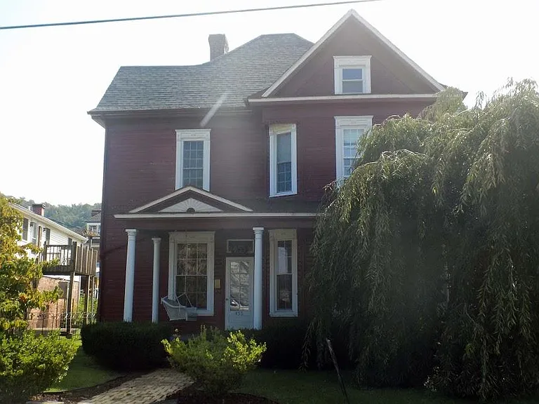 455 Maple Ave — Photo 1