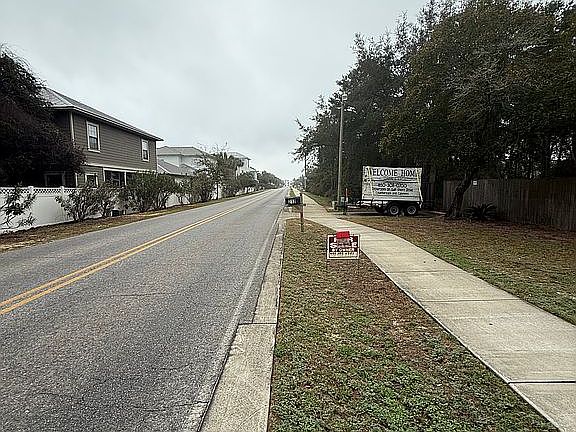 3rd image of 212 S Holiday Rd