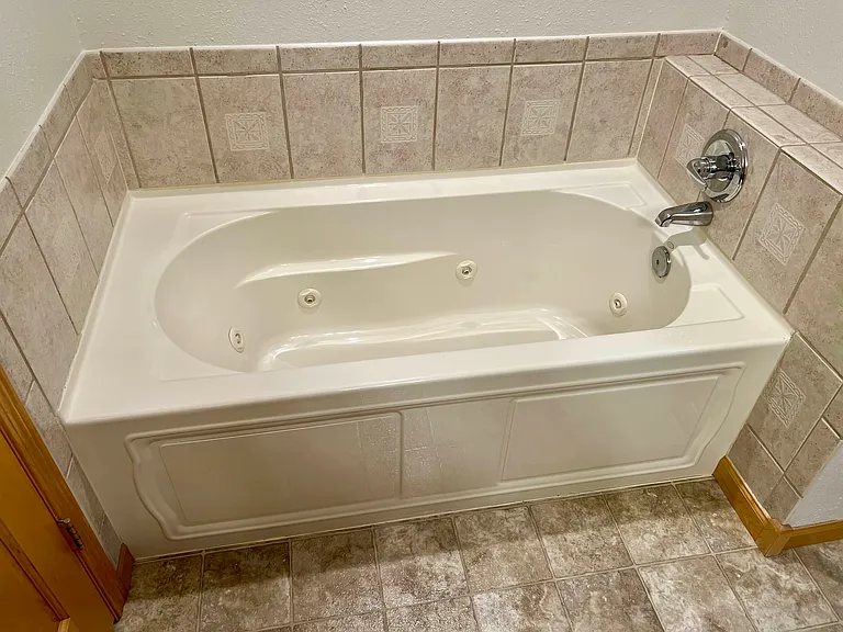 Main Floor Jetted Tub