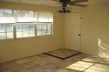 4th image of 7 Poinsettia Dr