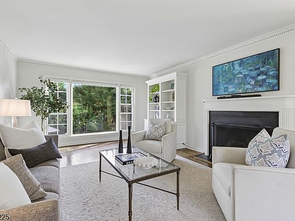 3rd image of 4 MANOR HILL RD