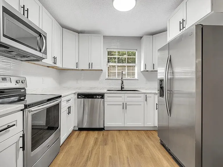 1825 Sherwood Dr — Photo 8