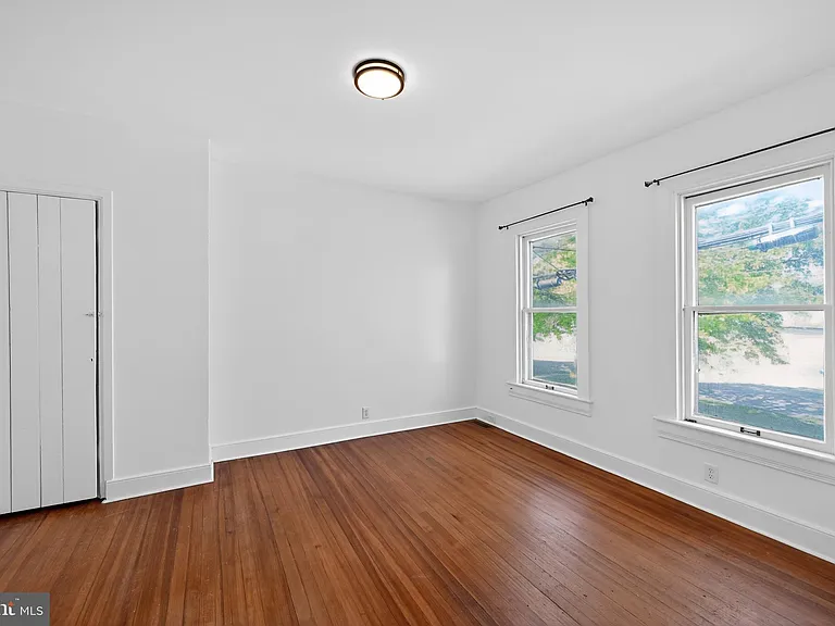 153 N Queen St — Photo 13