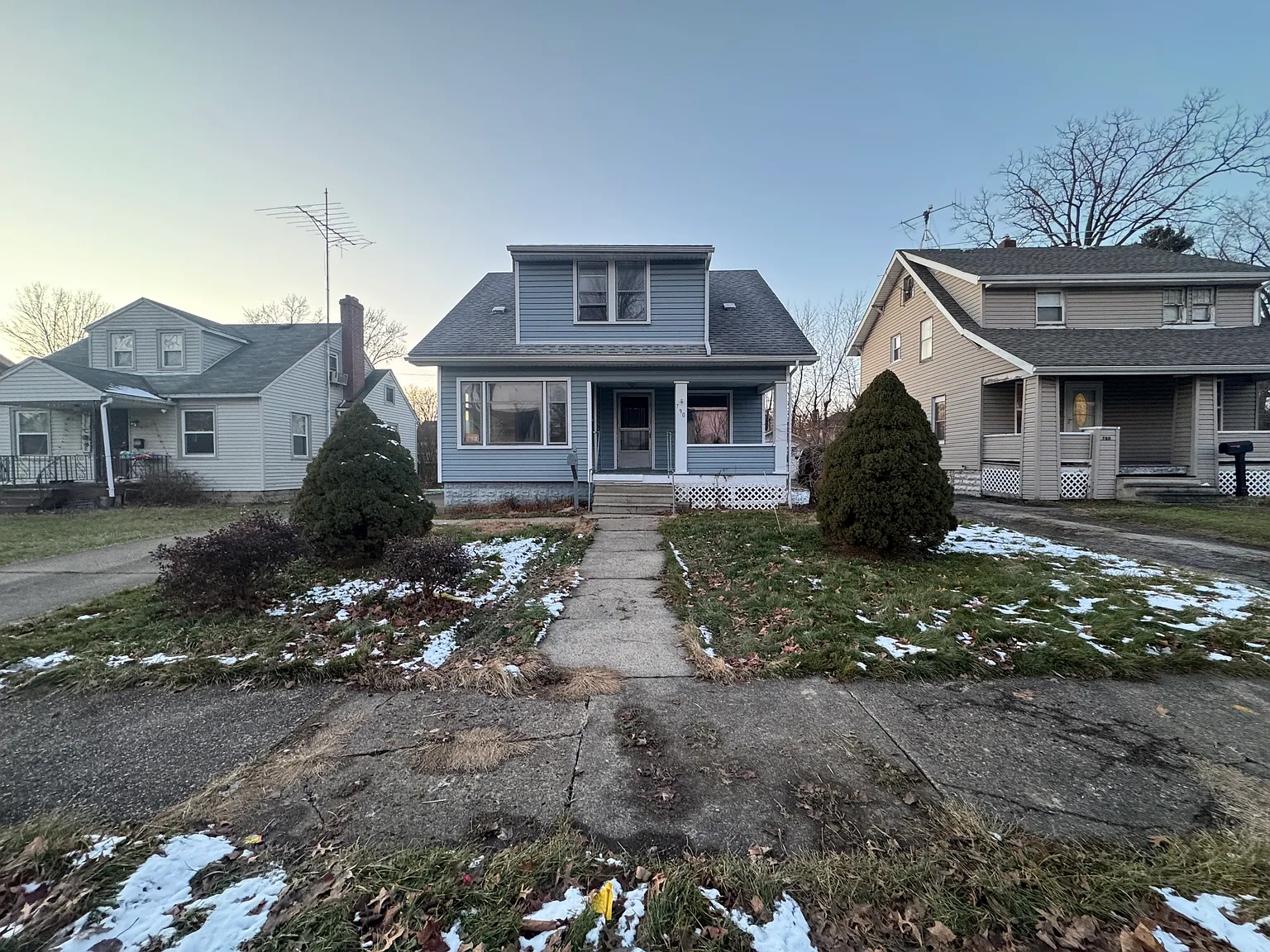 790 Oak Knoll Ave SE — Photo 1